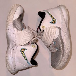 Kids Size 1.5 Nike Kyrie Flytrap 3 Basketball Shoes